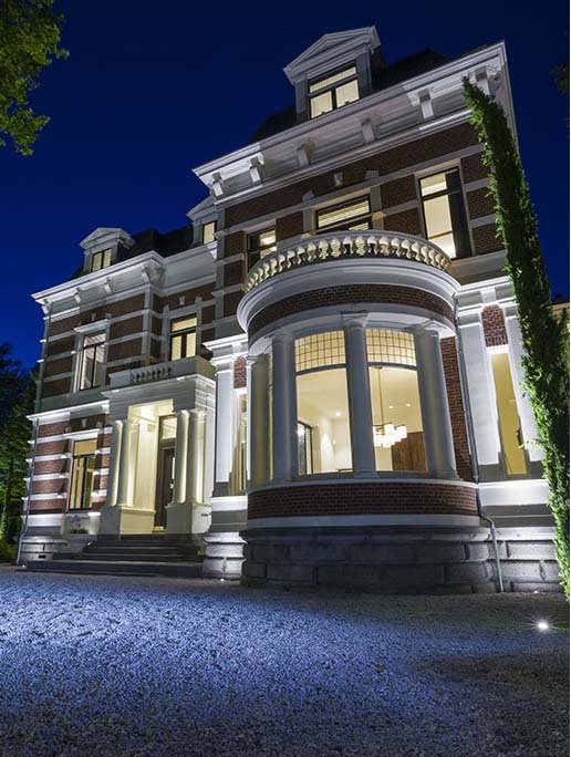 Big Flux narrow light illumiunating a builing